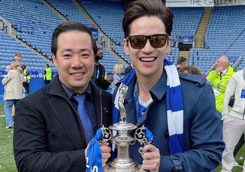 “เต๋า – เศรษฐพงศ์” ร่วมฉลองแชมป์สโมสรฟุตบอลเลสเตอร์ ซิตี้ กับ ประธานสโมสรฯ พร้อมอวดซิกแพคกับ “เจมี วาร์ดี” ศูนย์หน้าดาวยิง ณ สนาม คิง เพาเวอร์ สเตเดี้ยม