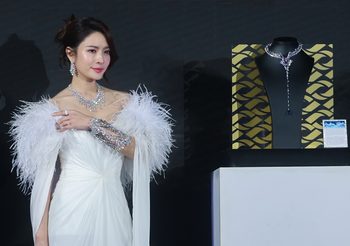 แอฟ ทักษอร ร่วมฉลองเดินฟิน่าเล่สวมเครื่องประดับเพชร 125 ล้านบาท ในงาน Jubilee Diamond 95th Anniversary, House of Excellence