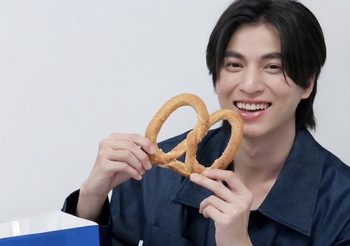 เตรียมไปฟิน! กับพระเอกฮอต กลัฟ คณาวุฒิ ในงาน “Auntie Anne’s Exclusive Meet & Eat with GULF”