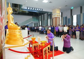 นายเสริมศักดิ์ พงษ์พานิช สักการะพระพุทธรูปและสิ่งศักดิ์สิทธิ์ประจำกระทรวงวัฒนธรรม เนื่องในโอกาสอำลาตำแหน่ง