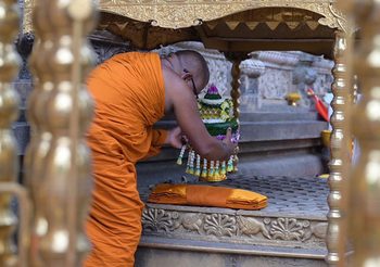 พระแท่นวัชรอาสน์ ปริศนาลายแทงบรรลุธรรม ผู้ใดแก้ได้ ผู้นั้นสำเร็จ