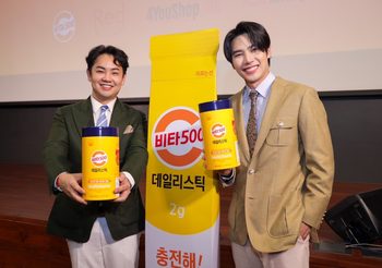 วิต้าห้าร้อย เปิดตัว วิต้าเดลลี่ สติ๊ก วิตามินชนิดผง พกพาสะดวก ​ดึง “มาร์ค ต้วน” นั่งแท่นพรีเซ็นเตอร์คนแรกในประเทศไทย คาดดันยอดขายแตะ 500 ล้าน ใน 3 ปี