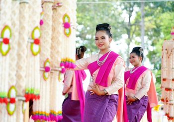 วธ.รวมใจชาวยโสธรเปิดบ้านฟ้าหยาด สุดยอดชุมชนต้นแบบ “เที่ยวชุมชน ยลวิถี” ปี 66 แห่มาลัยข้าวตอก “หนึ่งเดียวในโลก” ยิ่งใหญ่ งดงาม ตระการตา ร่วม“นุ่งซิ่น นั่งสาด ตักบาตร 5 วัด”