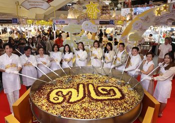 ‘อัพ-ภูมิพัฒน์’ ร่วมปรุงเมนูข้าวผัดเจแปดเซียนมหากุศลกระทะยักษ์ในงาน THE MALL LIFESTORE 25TH LEGENDARY J-FEST เจทั่วทิศ กุศลจิตทั่วไทย