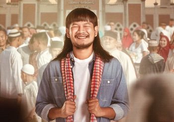 เปิดภาพโปสเตอร์แรก ‘ผู้บ่าวนิกะห์’ ดึง “ด้งเด้ง ณัฐวุฒิ” ถ่ายทอดบทบาท จากอีสานท้องนา สู่ใต้นายู (มลายู)