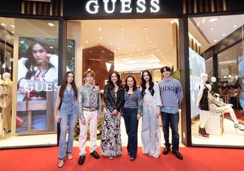 ชมพู่ อารยา ในฐานะ GUESS Girl Thailand นำทัพดารา เดียร์น่า – โยชิ – นุนิว – กองทัพ พีค อัปเดตเทรนด์แฟชั่นใหม่ที่ GUESS Flagship Store คอนเซ็ปต์ใหม่ที่แรกของโลก ชั้น 1 ศูนย์การค้าเซ็นทรัลเวิลด์