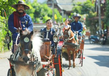 “รมว.ปุ๋ง” ขึ้นเหนือชวนนักท่องเที่ยวแอ่วลำปาง – ลำพูน ยกย่องชุมชนคุณธรรมฯ ท่ามะโอ – วัดพระธาตุลำปางหลวง ต้นแบบท่องเที่ยวทางวัฒนธรรมเมืองรถม้า