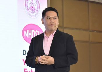 “วราวุธ” วอนสื่อโซเชียล ผลิตคอนเทนท์ เสริมความรู้-ปลอดภัย ให้เด็ก ขอพ่อแม่ อย่าใช้ แท็บเล็ต-โทรศัพท์ เพื่อทำให้เงียบ ย้ำ ผู้ใหญ่ต้องรู้เท่าทัน ยก ตปท. ออกมาตรการกำหนดเวลาดูจอ