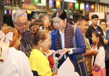 “พลอย ธนิกุล” สวมผ้าฝ้ายย้อมคราม “ลายนาคน้อย” ลายผ้าอัตลักษณ์เขมราษฎร์ธานี เปิดสุดยอดชุมชนต้นแบบ “เที่ยวชุมชนยลวิถี” “ชุมชนเขมราษฎร์ธานี อุบลราชธานี”
