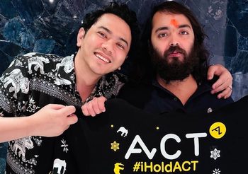แอ็คมี่ เปิดภาพสุด Exclusive คนไทยหนึ่งเดียว กอดคอ อนันต์ อัมบานี พร้อมมอบเสื้อ #iHoldACT ลายช้างเผือกออกแบบพิเศษส่ง Soft Power ไทยสู่เวทีโลก