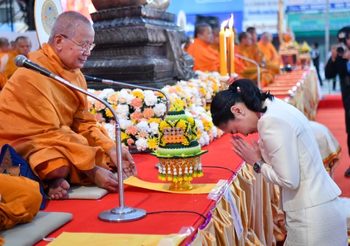 พ่อเมืองแจัดตักบาตรพระหมื่น ทำบุญเมือง 557 ปี