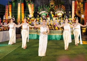 “คุ้มนะหน้าทอง” จัดพิธีมนตรานาคีสุดยิ่งใหญ่ จุดเทียนเสริมเสน่ห์ ศิษย์เอกของคุ้ม“ธัญญ่า อาร์สยาม” ร่วมรำแก้บน ฉลองยอดขายสินค้าทะลุ 8 หลัก