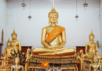 กราบขอพรหลวงพ่อโบสถ์บน วัดเศวตฉัตรวรวิหาร ย่านคลองสาน