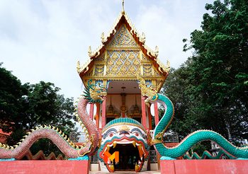 ลอดโบสถ์ เสริมมงคล ขอพรความมั่นคง วัดบางตลาด ฉะเชิงเทรา