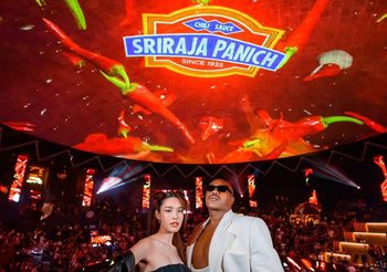 “เกรซ – รัศมี แข” แซ่บไฟลุก! ประชันเผ็ชในงานเปิดตัว ซอสพริกศรีราชาพานิช Immersive Branding