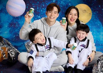 ส่อง!! พี่ชายที่แสนดี “น้องพีร์-น้องธีร์” ลูกพ่อ “บีม-กวี” ดูแลน้องไม่ห่าง แถมยิ่งโตยิ่งหล่อ ฉายแววดาราเหมือนคุณพ่อ งานนี้ตกแฟนคลับได้เต็มๆ