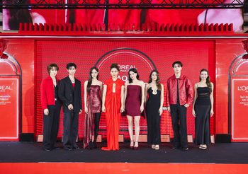 L’Oréal Paris เปิดตัวลิปฉ่ำวาว Laque Resistance ส่งตรงจากปารีสมาถึงกรุงเทพ จับมือ ชมพู่ ออกแบบ Special Charm น่ารักเกินต้าน พร้อม ณิชา, เบ็คกี้ อวดสีปากสวยสะกด กลางห้างเซ็นทรัลเวิลด์