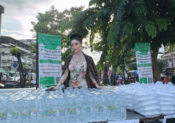 สวยครบสูตร “ฮันนี่ ณภัค” เดินหน้าแจกทานคนไร้บ้านกว่า 300 คน!!!