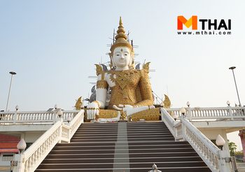 กราบสมเด็จองค์ปฐมปางจักรพรรดิ์ทรงเครื่อง วัดดอนมะนาว สุพรรณบุรี