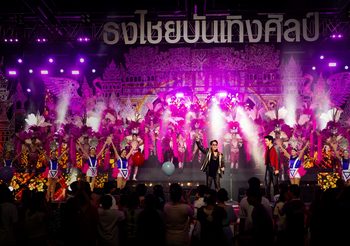ครั้งแรกของ “เบิร์ด ธงไชย X โจอี้ ภูวศิษฐ์” กับซิงเกิลหมอลำสุดม่วน “ด็อกเตอร์แดนซ์ซิ่ง” เตรียมชวนแฟนมาม่วนหน้าฮ้านพร้อมกัน ใน BIRD FANFEST 20XX จองบัตร 1 ก.ย. นี้