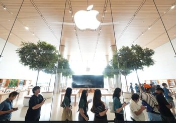 iPhone 17 ถึงมือแล้ว! ลูกค้าแห่รับเครื่องวันแรกคิวแน่น Apple Store ICONSIAM