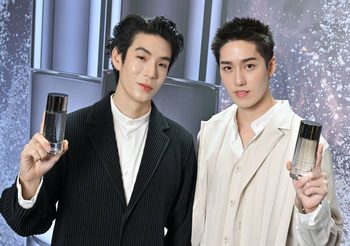 2 หนุ่มฮอต “ต่อ-ธนภพ” และ “เจเจ-กฤษณภูมิ” ร่วมถ่ายทอดกลิ่นหอมใหม่ LE SEL D’ISSEY EAU DE PARFUM หลอมรวมพลังแห่งทะเลและผืนดิน สะท้อนความหอมฉบับสุภาพบุรุษ ISSEY MIYAKE
