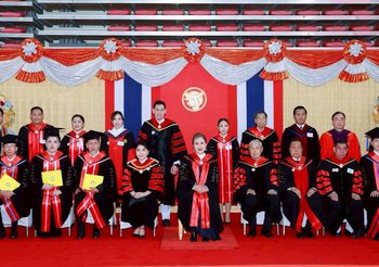 ทูลกระหม่อมหญิงอุบลรัตนราชกัญญา สิริวัฒนาพรรณวดี พระราชทานปริญญาบัตรแก่ผู้สำเร็จการศึกษาจากมหาวิทยาลัยกรุงเทพธนบุรี