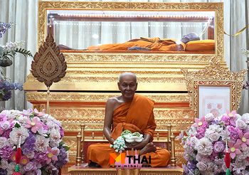 กราบสรีระสังขาร หลวงพ่อเอียด เกจิดังแห่ง วัดไผ่ล้อม อยุธยา