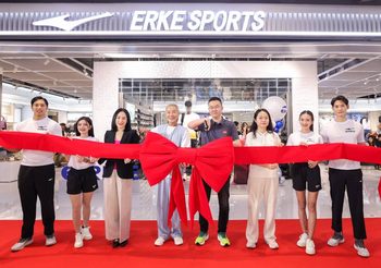 “เจนิส – เจณิสตา”, “กระทิง – ขุนณรงค์” พร้อม “อู่อู๋ และเซฟ” ร่วมงาน ERKE แบรนด์สปอร์ตแวร์ชั้นนำจากจีน เปิดแฟลกชิพสโตร์แห่งแรกในไทย ณ เดอะมอลล์ไลฟ์สโตร์ บางกะปิ