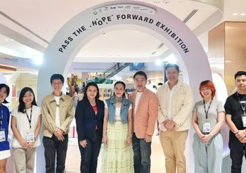 ส่องบรรยากาศ Pass the Hope Forward Exhibition นิทรรศการศิลปะ 22 ภาพโปสการ์ด ‘ส่งต่อความหวัง’ เพื่อห้องผ่าตัดศิริราช