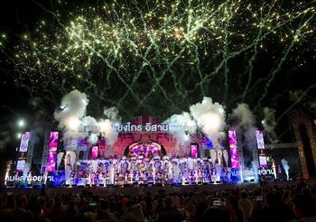 เปิดฤดูกาลหมอลำร้อยล้าน “เกรียงไกรอีสานศิลป์” เวทีแสง สี เสียง อลังการ สร้าง Soft Power หมอลำไทยดังไกลทั่วโลก