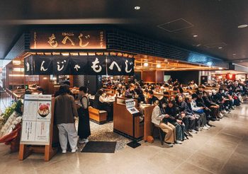 “Tsukishima Monja Moheji” มอนจายากิชื่อดังจากโตเกียวที่ต้องต่อคิวยาวหลายชั่วโมง เปิดตัวสาขาแรกในไทย พร้อมยกทัพเชฟชาวญี่ปุ่นส่งตรงจากโตเกียว ถ่ายทอดรสชาติและบรรยากาศญี่ปุ่นดั้งเดิมสู่ใจกลางกรุงเทพฯ