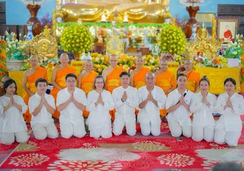 ประธานมูลนิธิธรรมกาย ถวายปัจจัยสมทบกฐินแด่ วัดเทียนเวียนเฟื้อกเซิน ในเวียดนาม
