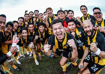 ทีมฟุตบอลสิงห์ออลสตาร์ ดวล ทีมแพทย์ มศว. หาทุนตรวจคัดกรองมะเร็งลำไส้