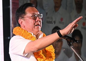 “จตุพร” ขึ้นเวทีปราศรัยลาดกระบัง ย้ำสโลแกน “มีเรา ไม่มีมืด” ลุยแก้น้ำท่วม 6 ปี ทั้ง กทม. – ภาคกลาง ดันรัฐสวัสดิการตั้งแต่เกิดถึงตาย – พักหนี้ – ตั้งหลักเศรษฐกิจ