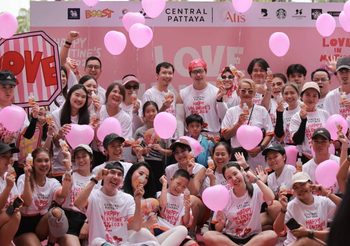 สุขที่สุดคือสุขภาพดี! อั้ม อธิชาติ ควงคุณแม่วิ่งในงาน Atis Run club x Central Festival Pattaya Beach