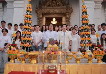 อั้ม อธิชาติ ควงแม่–ทีมงาน ทำบุญวันคล้ายวันเกิดที่ศาลหลักเมือง โฟกัสปั้น “อทิสเมด โกลบอล” บุกตลาดโลก