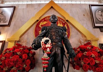 พสกนิกรหลั่งไหลรำลึก 103 ปี “วันอาภากร” ร่วมพิธีบวงสรวงและรำถวายมือสุดสมพระเกียรติ ณ หาดทรายรี ชุมพร