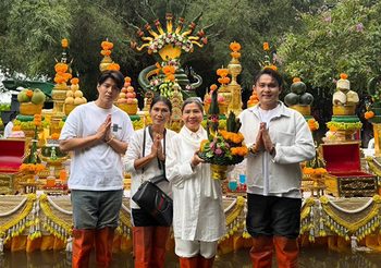 แม่แก้ว นำทีมศิลปิน เสียงมิวสิค ไกปืน-ต้นกล้า บวงสรวงปู่อือลือ ขึ้นภูลังกา กราบขอพรเอาฤกษ์เบิกชัย