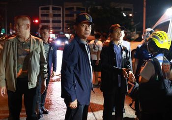 รัฐมนตรีกลาโหมลงพื้นที่ติดตามน้ำท่วม สั่งกองทัพพร้อมสนับสนุนประชาชนเต็มกำลัง