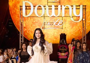 สวยจึ้งกระแทกตา! “หลิงหลิง คอง” ออร่าพุ่งบนแคทวอล์ก DOWNY LUXE SUNWAY พร้อมนั่งแท่น Brand Ambassador “ดาวน์นี่ ลักซ์” หอมแดด ทุกที่ ทุกเวลา