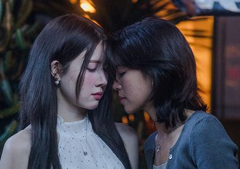 เปิดบ้านคู่ GL ใหม่! ซินดี้-ตาต้า ปล่อยเคมีหวานใน MV ‘FYI’จากคนรักเก่าสู่โมเมนต์ชวนจิ้น ทำแฟนๆ ใจสั่น!