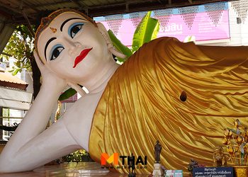 กราบพระพุทธไสยาสน์ พระธาตุอินทร์แขวนจำลอง วัดโพธิ์ชัย สกลนคร