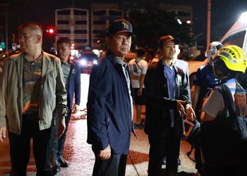 รัฐมนตรีกลาโหมลงพื้นที่ติดตามน้ำท่วม สั่งกองทัพพร้อมสนับสนุนประชาชนเต็มกำลัง
