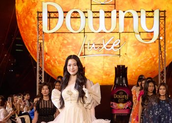 สวยจึ้งกระแทกตา! “หลิงหลิง คอง” ออร่าพุ่งบนแคทวอล์ก DOWNY LUXE SUNWAY พร้อมนั่งแท่น Brand Ambassador “ดาวน์นี่ ลักซ์” หอมแดด ทุกที่ ทุกเวลา