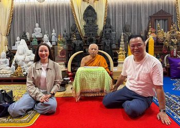 นายกสายมู อนุทิน เจิมมือ วัดราชบูรณะ กราบพระพุทธชินราชก่อนเดินทางราชการสำคัญ