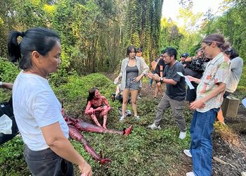 เปิดเบื้องหลัง วารี๑๐๐ศพ งานสร้างสุดหินกลางป่าจริง ผู้กำกับเผยโจทย์ใหญ่ เนรมิต วารีปะศพ ให้สวย สงบ แต่ทุกพื้นที่ซ่อนความตาย