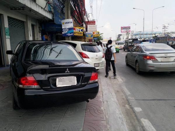 จอดรถบนฟุตปาธ