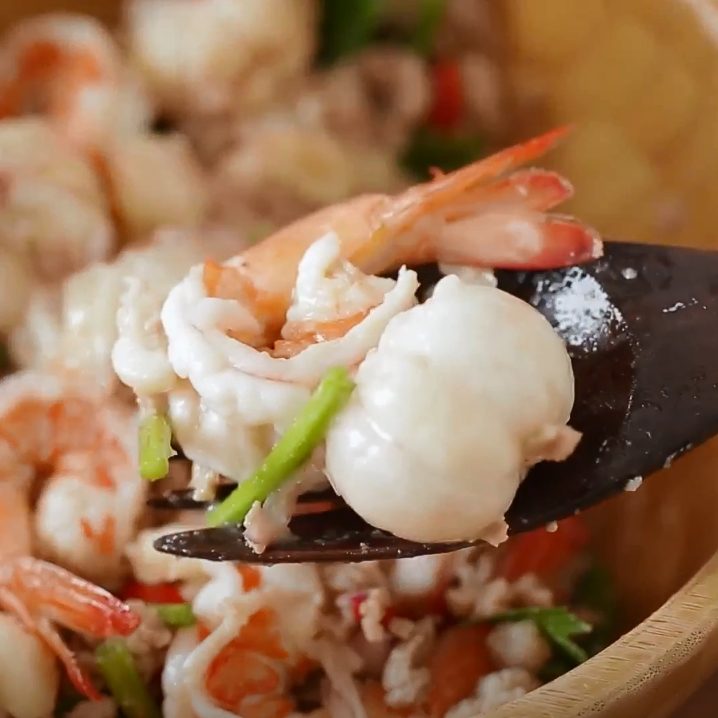 ยำมังคุดกุ้งสด