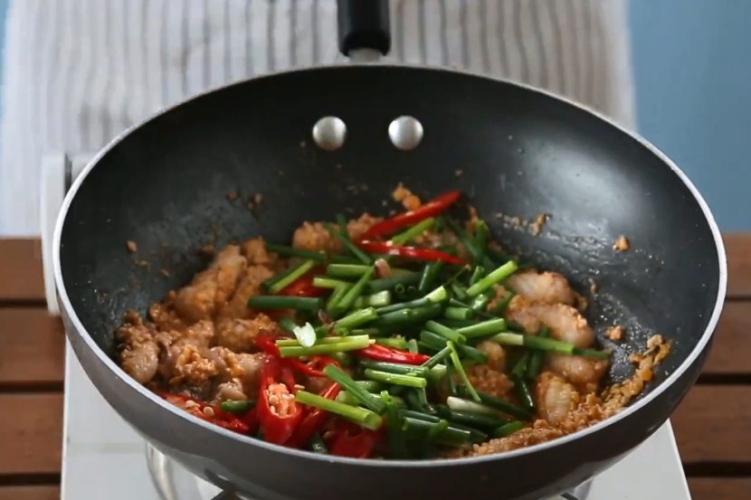ปลาหมึกผัดไข่เค็ม